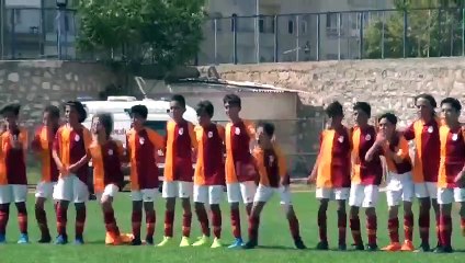U12 Fenerbahçeli futbolcular, Galatasaraylı futbolcuları teselli etti
