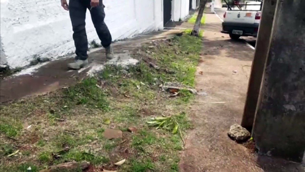 Veículo atinge muro e para em cima da calçada em acidente