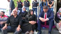 Yesevi Alperenler Derneği'nden oturma eylemine devam eden ailelere destek ziyareti