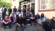 Yesevi Alperenler Derneği'nden oturma eylemine devam eden ailelere destek ziyareti