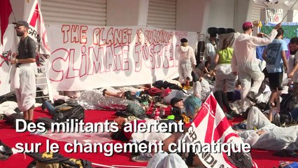 Venise : des manifestants occupent le tapis rouge du festival