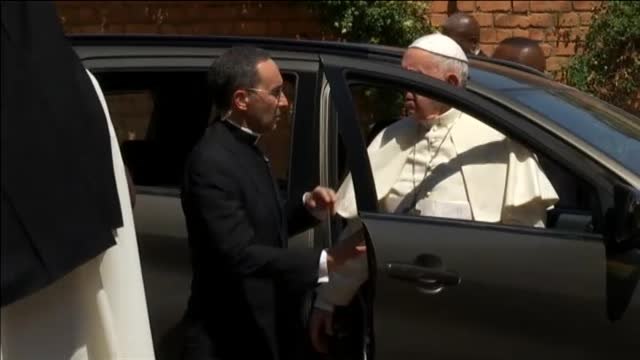 El papa Francisco visita a un grupo de monjas de clausura en Madagascar