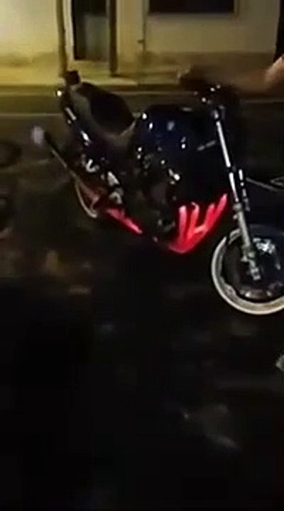 Un motard fait un burn impressionnant et finit par bruler sa moto