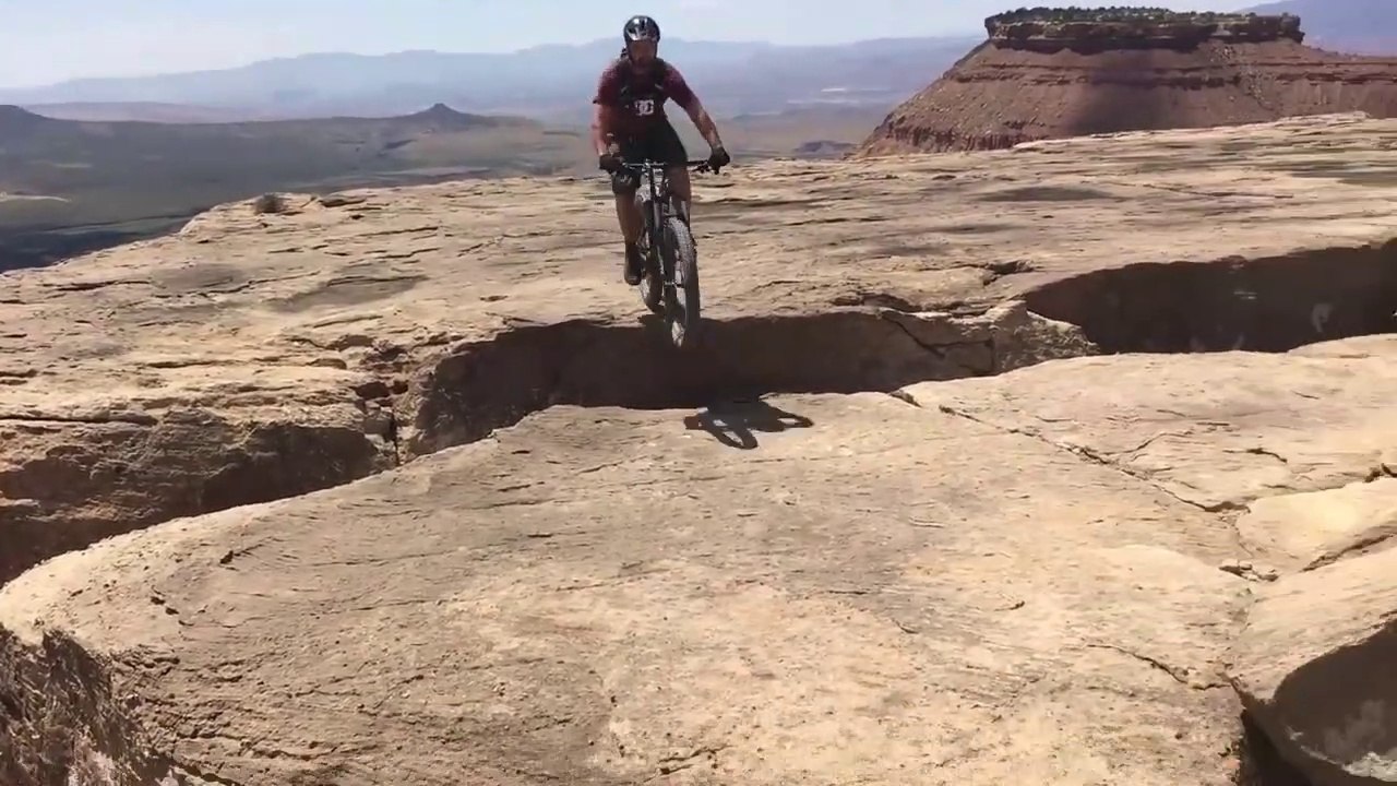 Ce cycliste en VTT tente un saut et passe tout près du drame... Chanceux
