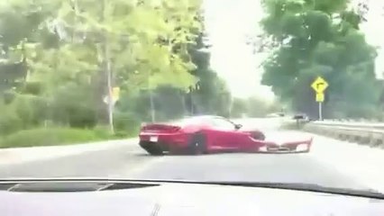 Il rate son virage en Ferrari et fini dans le décor... Incompréhensible