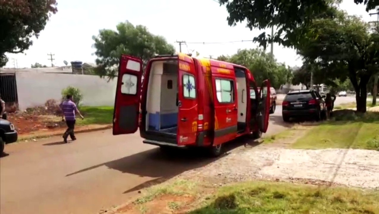 Homem fica em estado grave ao cair de telhado no Cascavel Velho