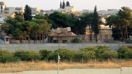 Teröristler sınırdaki bez parçalarını söktü