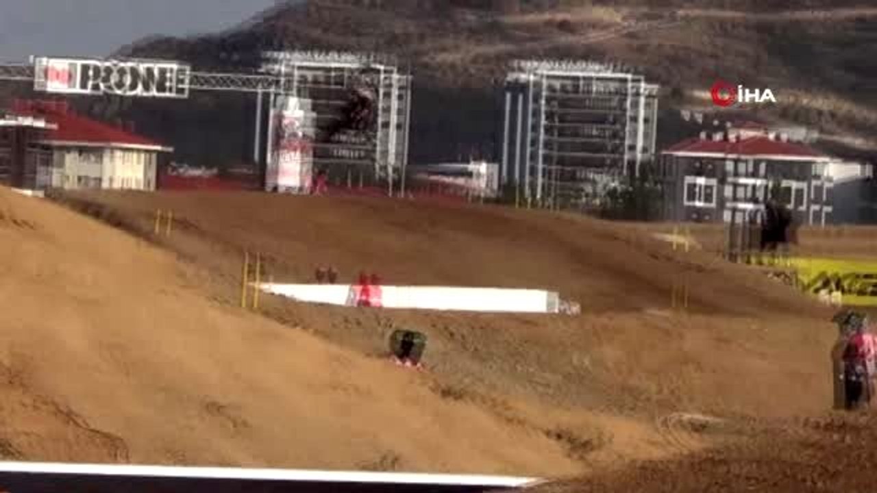 Motokros Şampiyonası nefes kesiyor
