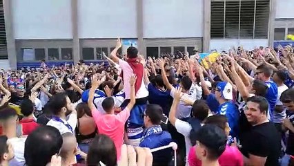 Aficionados del Tenerife reciben a sus jugadores antes del derbi
