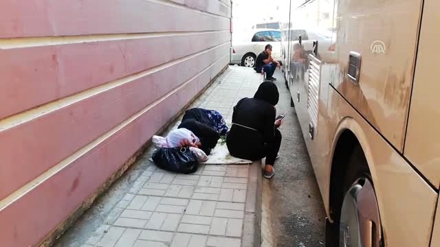 Evladı için eylem yapan anne yorgun düşünce beton zeminde uyudu