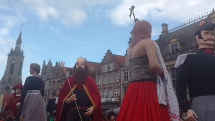 Les géants de Tournai dansent pour le baptême du "petit" dernier, 100 kg et 4m10 de haut