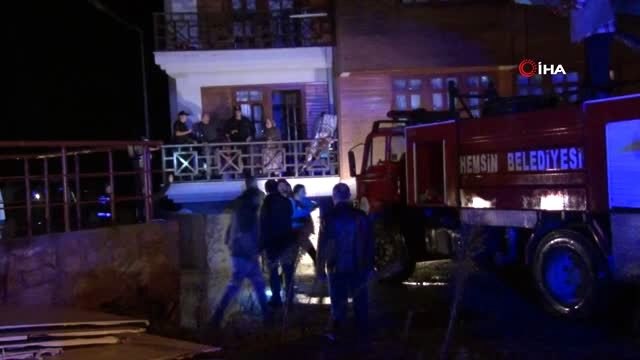 Hemşin ilçesinde bir sitenin istinat duvarı çöktü, 20 daireli apartman tahliye edildi