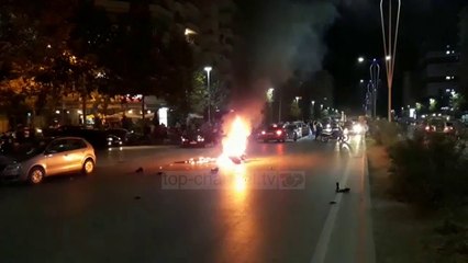 Përplaset motori, shpëton për mrekulli drejtuesi i tij