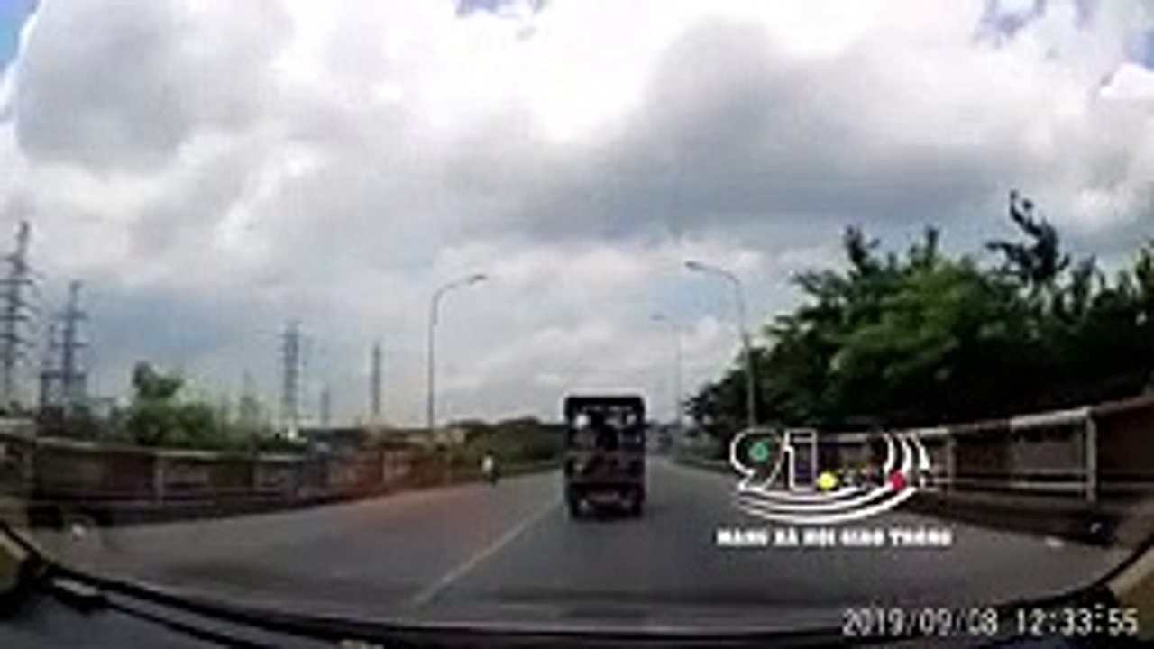 Clip- Đang phóng vù vù trên đường, xe con bất ngờ bị -chiếc lốp bay- đập vỡ kính