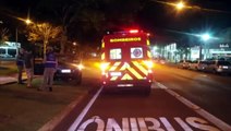 Motorista perde o controle e bate em árvore na Avenida Brasil