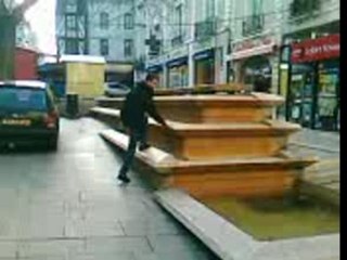 Escalade... d'une fontaine gelée à angers