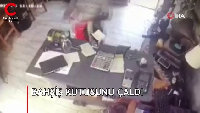 Bahşiş kutusunu çaldı