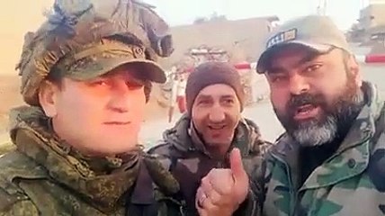 عنصر لميليشيا أسد يسخر من جندي روسي "أنتو أصلكن من القرداحة"