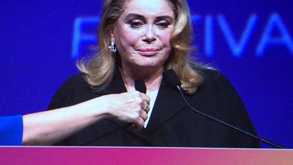 Catherine Deneuve reçoit la distinction numérique
