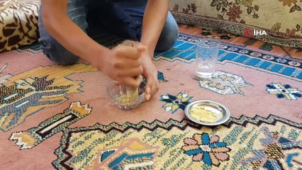 Balkonlarına düşen yavru kuşa bebek gibi bakıyor