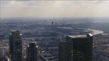 Recorren la distancia entre los dos rascacielos más altos de Moscú sobre un cable tendido en el vacío
