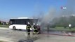 Seyir halindeki halk otobüsü yandı, yanan otobüse bakan sürücü önündeki otomobile çarptı