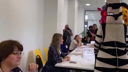 - Rusya'da Animatörlerin Kostümleriyle Oy Kullanması Tartışmalara Yol Açtı