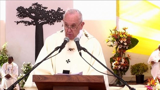 Devant un million de Malgaches, le pape s'en prend à la culture du privilège