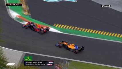 Manoeuvre risquée des les premiers tours entre Albon et Sainz