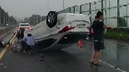 사고로 뒤집힌 차량...결혼식 가다 모자 구한 소방관들 / YTN