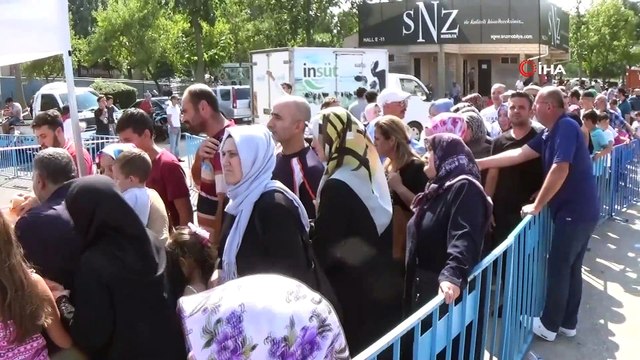 1,5 ton köfte ikram ettiler...Köfte ekmekten almak isteyen uzun kuyruklar oluşturdu