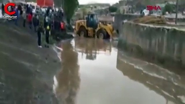 Ağrı'da sağanak; dere taştı, evleri su bastı