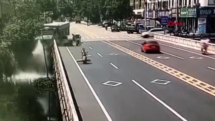 Triportöre çarpmamak için direksiyonu kırdı, nehre uçtu