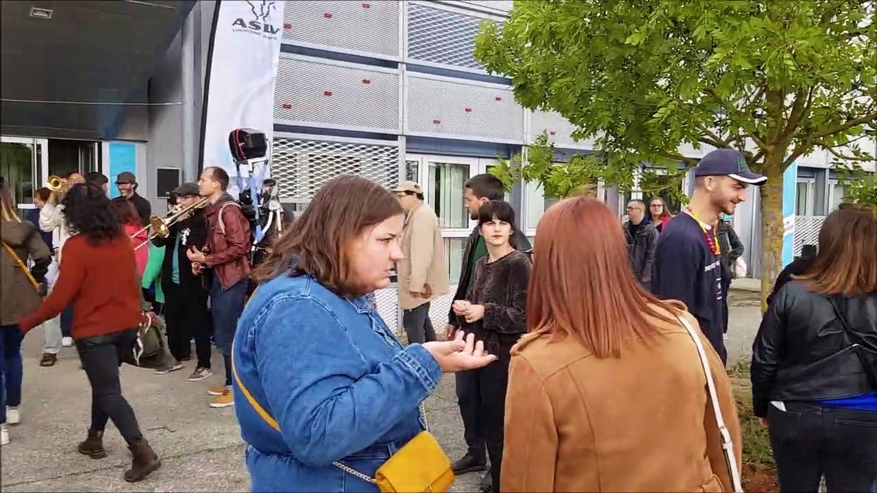 La fanfare Poulidorchestra et les échassiers de la compagnie Mû accueillent les participants à la fête des 20 ans de l'ASLV Tourisme