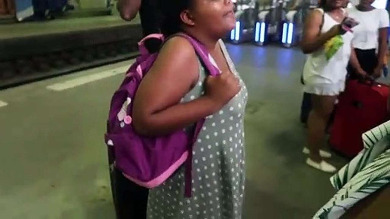 LES PIEDS DANS L'EAU, ENFIN LES VACANCES 'VLOG1' #sakinafamily6