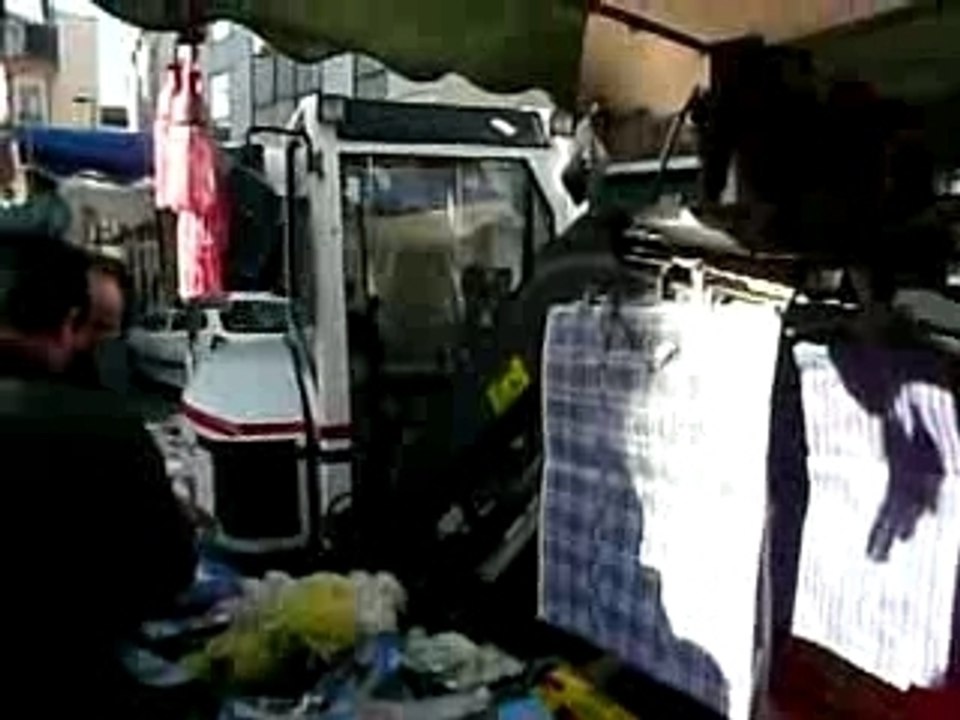 Vue sur un étalage du marché du centre à Clichy