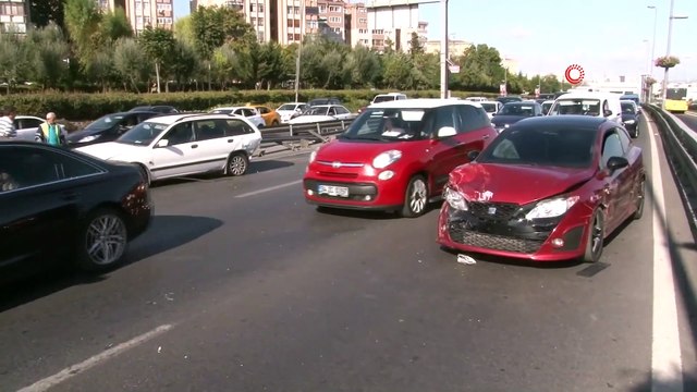 E-5'te Makas Atarak Hız Yapan Gençler Zincirleme Trafik Kazasına Neden Oldu