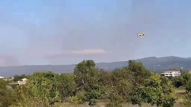 Feu de Pertuis : un Canadair en renfort des sapeurs-pompiers