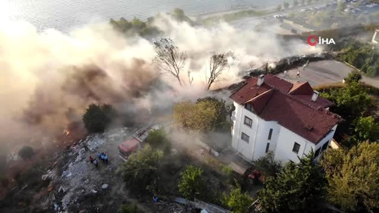 Beylikdüzü'nde otluk alanda yangın
