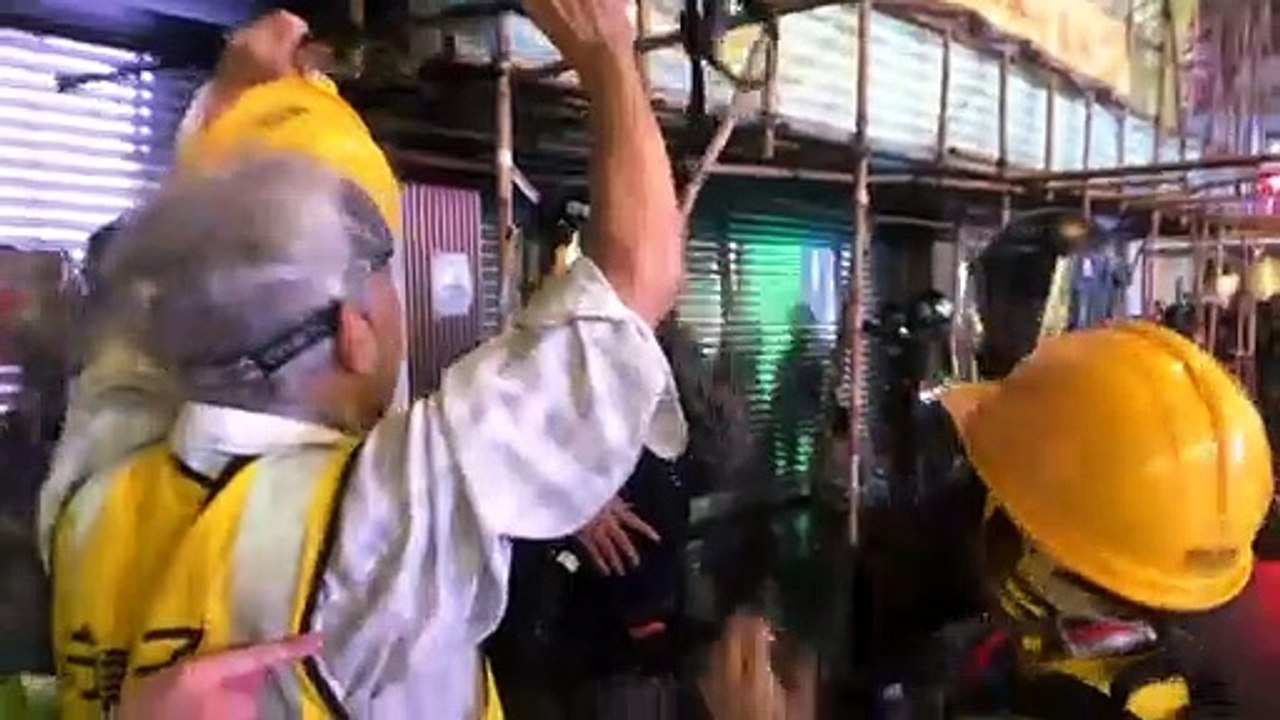 A Hong Kong, un grand-père joue les médiateurs en brandissant sa canne