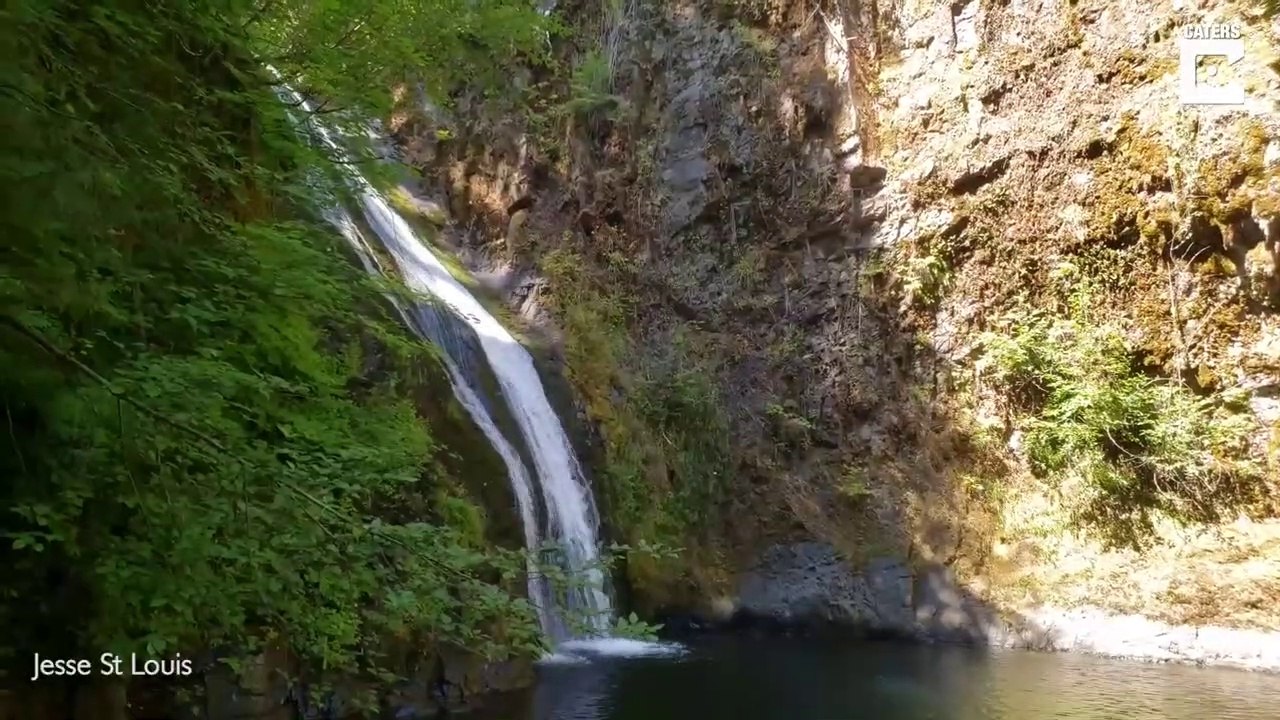 Ce couple a trouvé un toboggan naturel incroyable en pleine foret