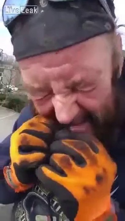 Un ouvrier croque une grosse araignée pour gagner un pari