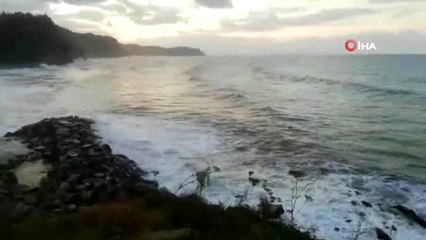 Sinop'ta 18 yaşındaki genç denizde akıntıya kapılarak gözden kayboldu