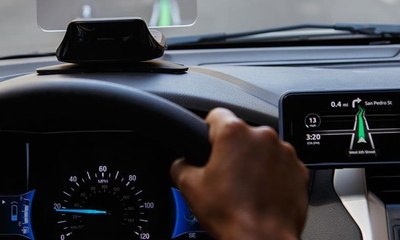 جهاز لتثبيت الهاتف الخلوي على المقود خلال استخدام الـ GPS