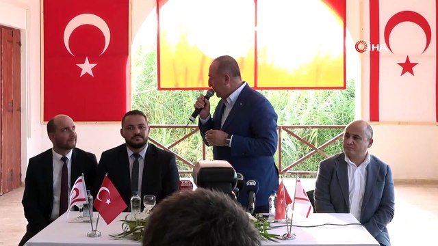 Dışişleri Bakanı Çavuşoğlu, resmi temaslarda bulunmak üzere geldiği Kuzey Kıbrıs Türk Cumhuriyeti'nin Karpaz bölgesinde yer alan Yenierenköy beldesinde vatandaşlarla bir araya geldi