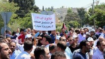 معلمو الأردن يضربون عن التعليم احتجاجا على أوضاعهم