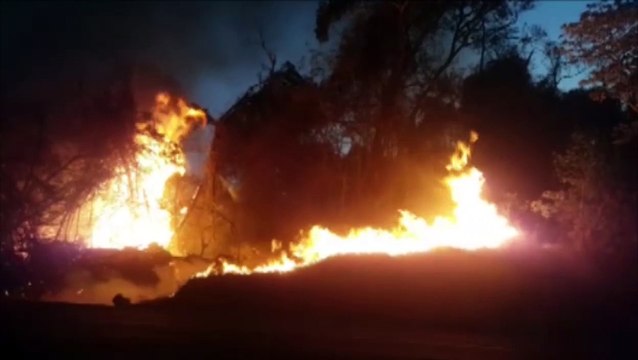 Área de vegetação é tomada pelo fogo na região do Bairro Universitário