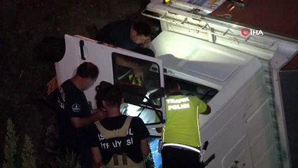 TEM'de bariyerleri aşan kamyon dereye uçtu,