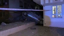 Ankara'da apartmana çarpan araç yan yattı: 1 yaralı