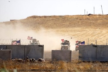 Bakanlık'tan, ABD'li askerlerin kara devriyesine YPG bayrakları ile çıktıkları iddialarına yalanlama